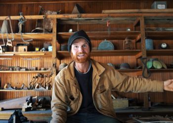 Дечково живее сам во напуштен рударски град