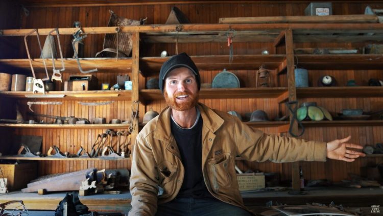 Дечково живее сам во напуштен рударски град