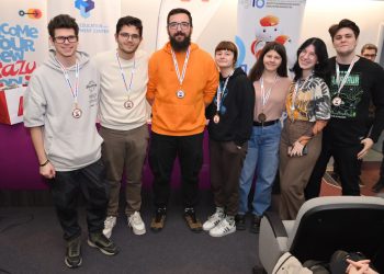 А, бе, оди, дете, прави нешто нормално, не си прави играчки за мали деца