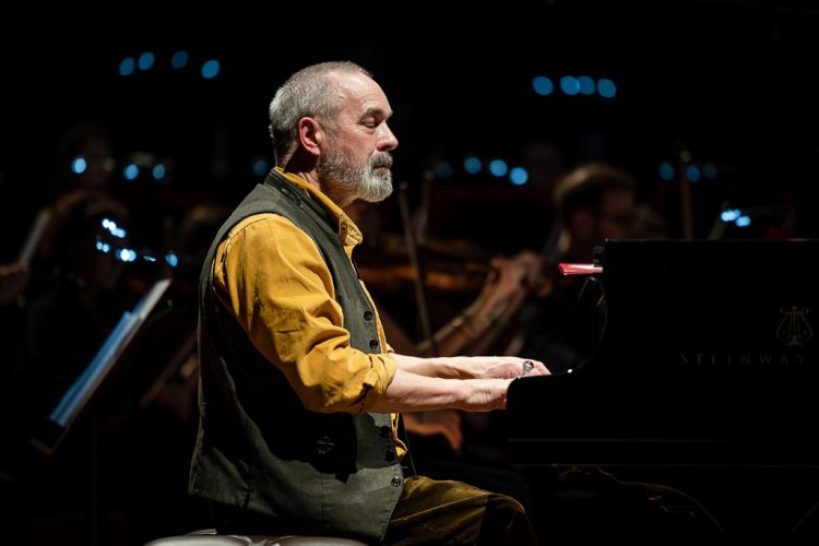 Роџер Ино: Мојата музика не бара ништо друго освен чувствителност