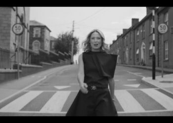 Звукот на мрзлив, мирен летен ден и новиот спот на Róisín Murphy за песната „FADER“