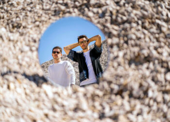 Електронските изведувачи Belau соработуваа со вокалистка од албумот „Moon Safari“ на легендарните AIR